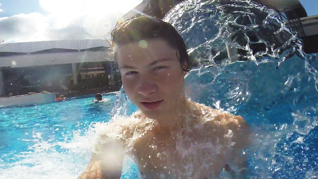 Teen nackt im schwimmbad